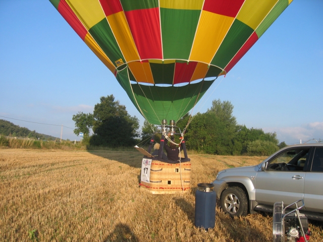  Taking off with the hot air balloon 